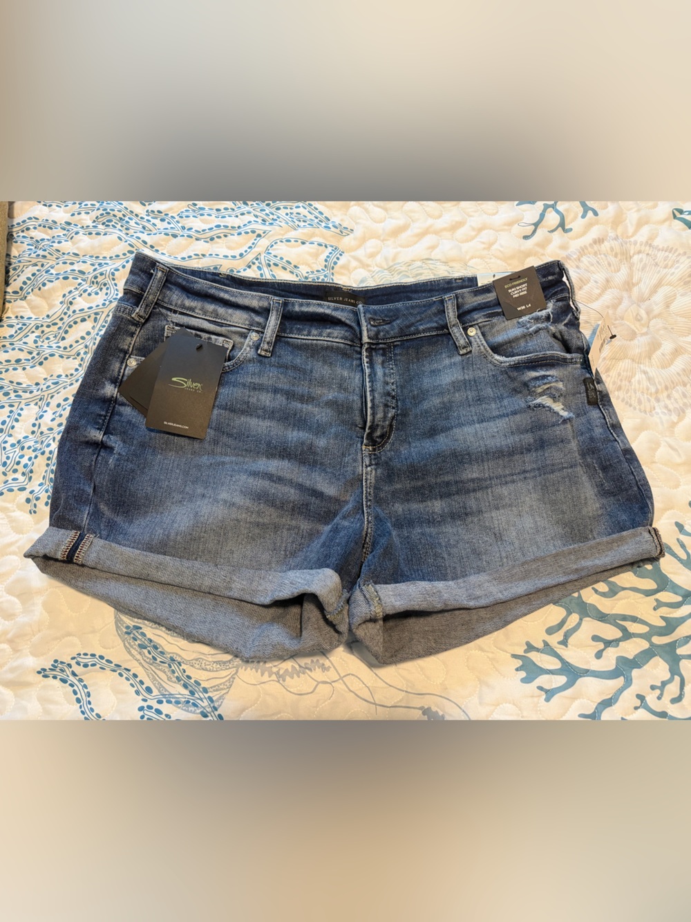 NWT Women’s Silver Jeans Co Curvy Fit Mid Rise Dark Blue Denim Roll-Cuff Shorts